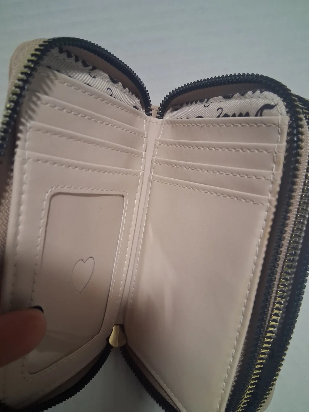 Juicy Couture Beige Heart Logo Zip Wallet Never Used